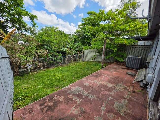 Building Photo - 7959 NW 41 Ct