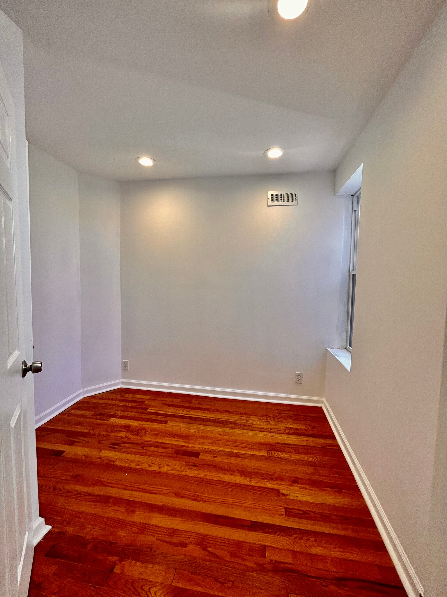 Building Photo - 2233 Bonaffon St