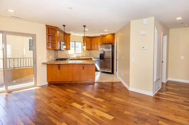Building Photo - Beautiful 3 br/3.5ba Townhome in Pacific Beach Just Blocks to Crown Point Shores!