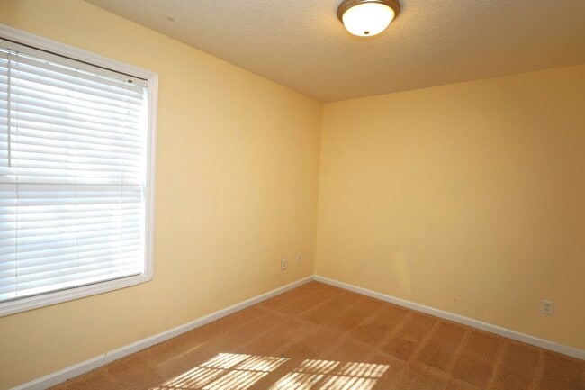 Building Photo - 1801 Chestnut Dr