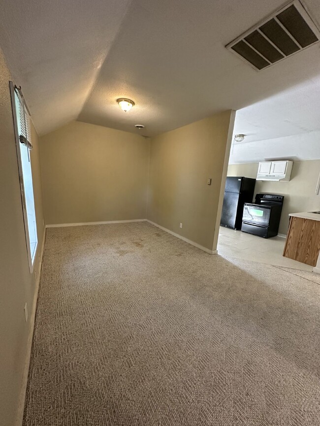 Building Photo - Great 1 bed 1 bath, not far from UWEC