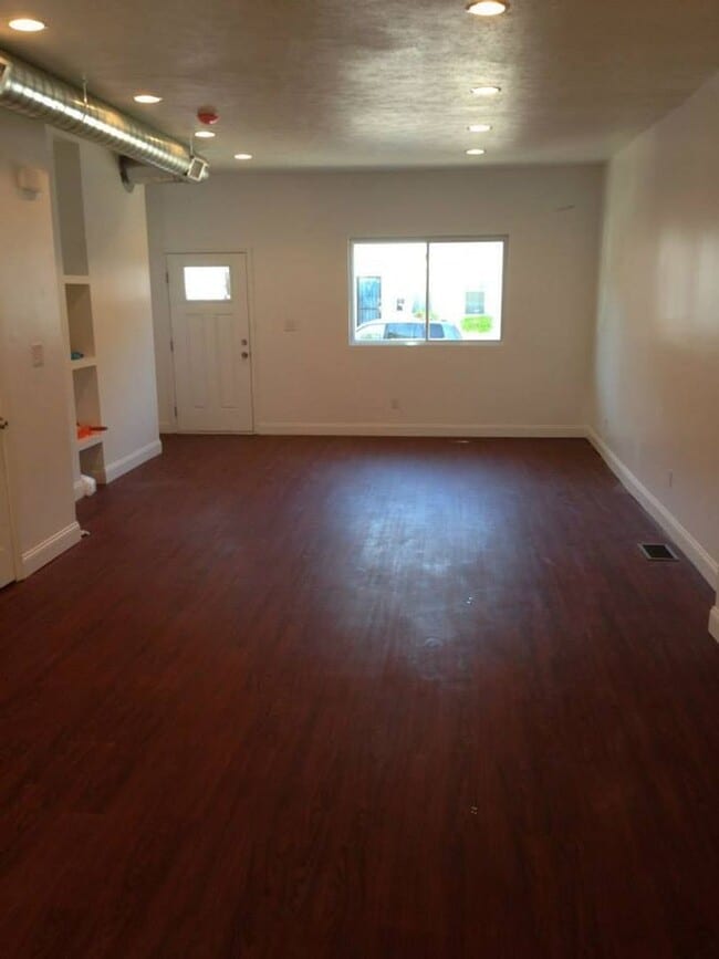 Building Photo - New Renovation - South Side Flats