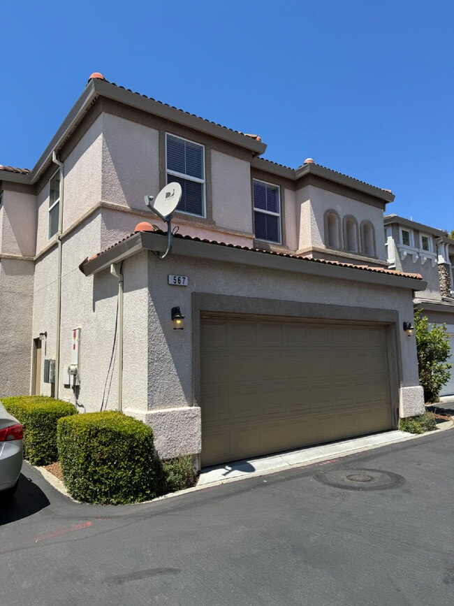 Building Photo - Beautiful 3 Bed, 2.5 Bath Green Valley Sin...