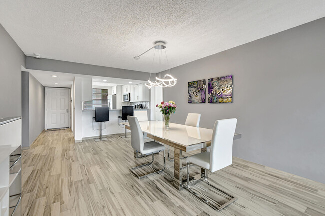 Building Photo - 6025 Balboa Cir