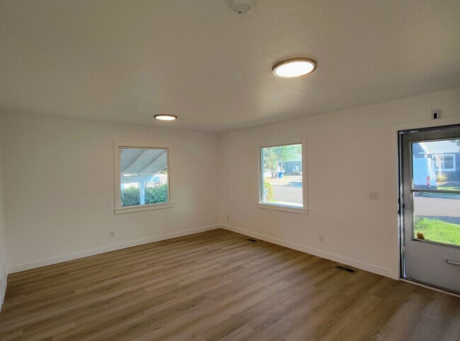 Building Photo - 875 E Gregson Ave