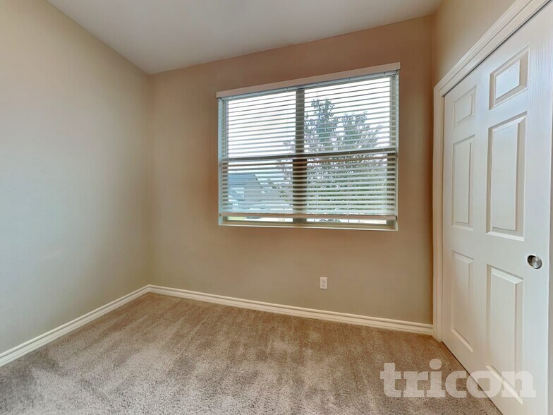 Building Photo - 241 Mary Max Cir