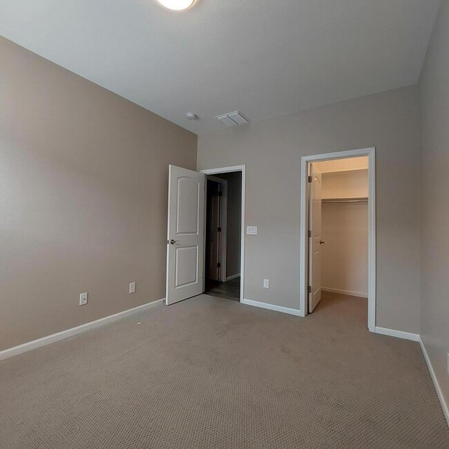 Building Photo - 1025 S 200th Ln