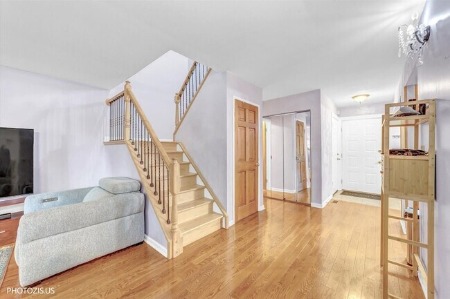 Building Photo - 411 Hickory Dr