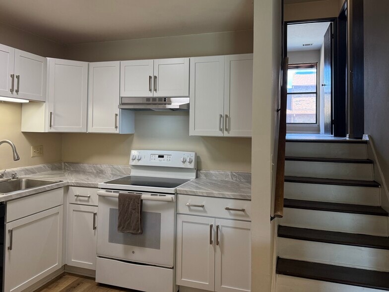 Building Photo - 9028 N Park Plaza Ct