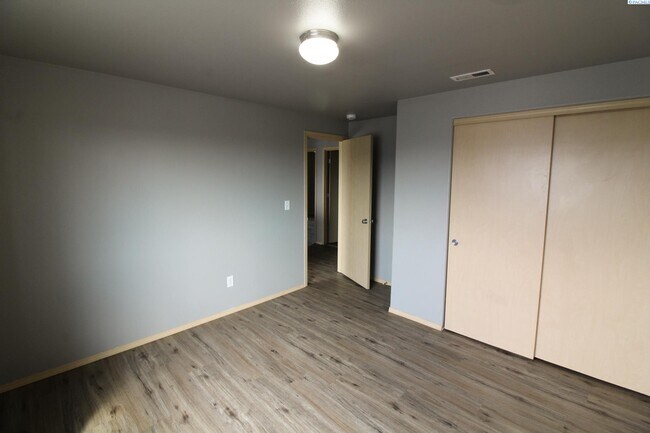 Building Photo - 4 Bed/2.5 Bath House in West Pasco