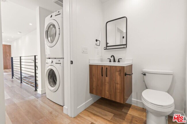 Building Photo - 803 N Harvard Blvd