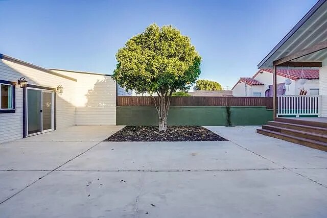 Building Photo - 356 W 15th St