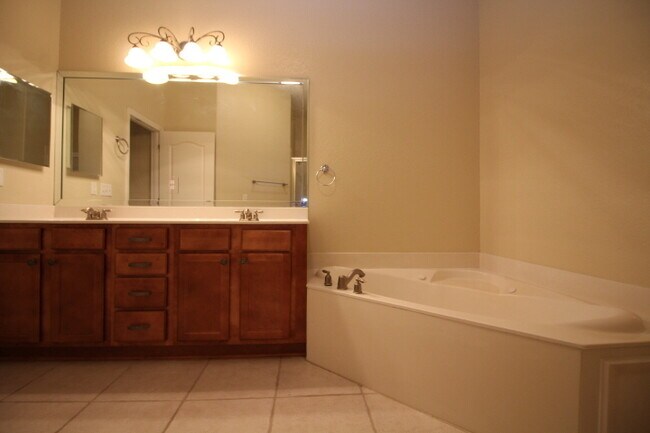 Building Photo - Beautiful 4 Bedroom Home In Newport Colony