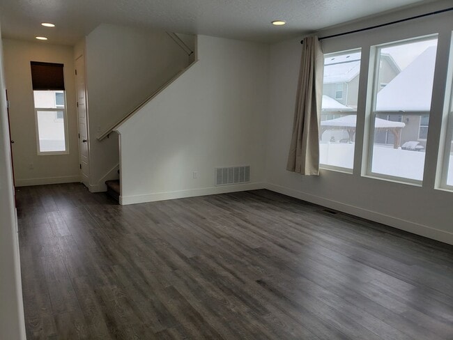 Building Photo - Trails and more at this Harvest Park Home in Mapleton!!