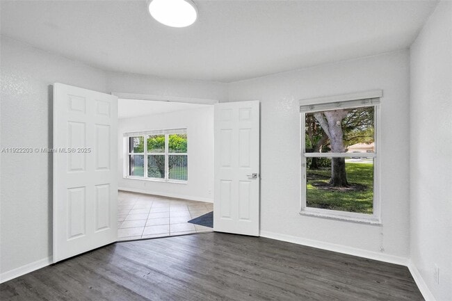 Building Photo - 6305 Willoughby Cir