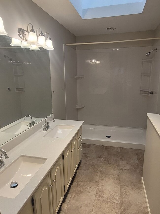 Building Photo - Country Club Villas-2 Bedroom 2 Bath Condo