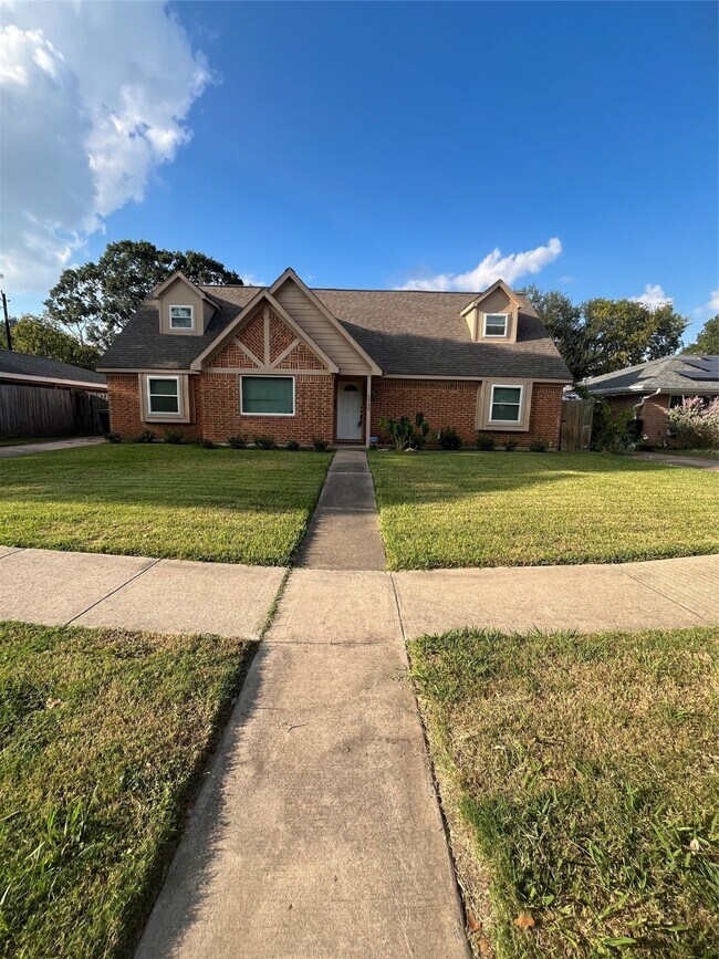Building Photo - 5730 Cartagena St