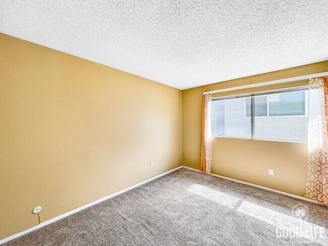 Building Photo - Spacious 3BD/2.5BA Townhouse in UTC W/ 2-Car Garage, Washer/Dryer, Balcony, Community Pool & Tenn...