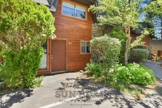 Building Photo - 3 Bedroom with a Yard!