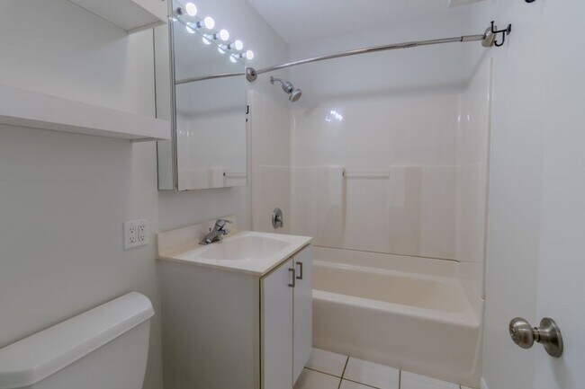Building Photo - The Little Bungalow of Your Dreams Near East Bay! 2BR / 1BA Long-Term Rental