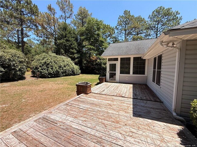 Building Photo - 995 Greenbriar Dr