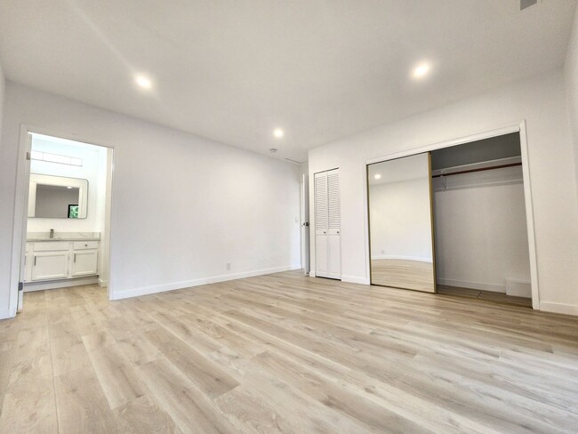 Building Photo - Newly Remodeled Duplex in Palo Alto Availa...