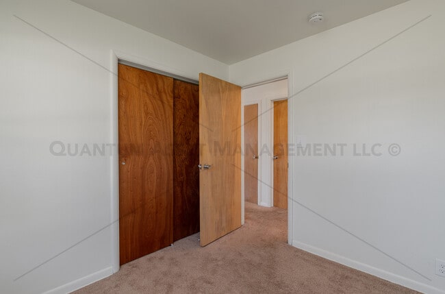 Building Photo - 5415 N Lydell St