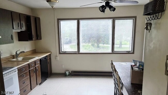 Building Photo - 306 Lake Shore S