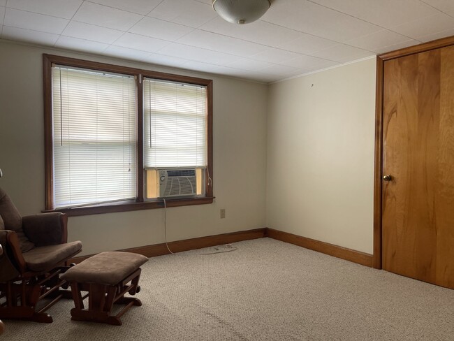 Building Photo - 3 bedroom, 2 bath 15 MINUTES  to Asheville...