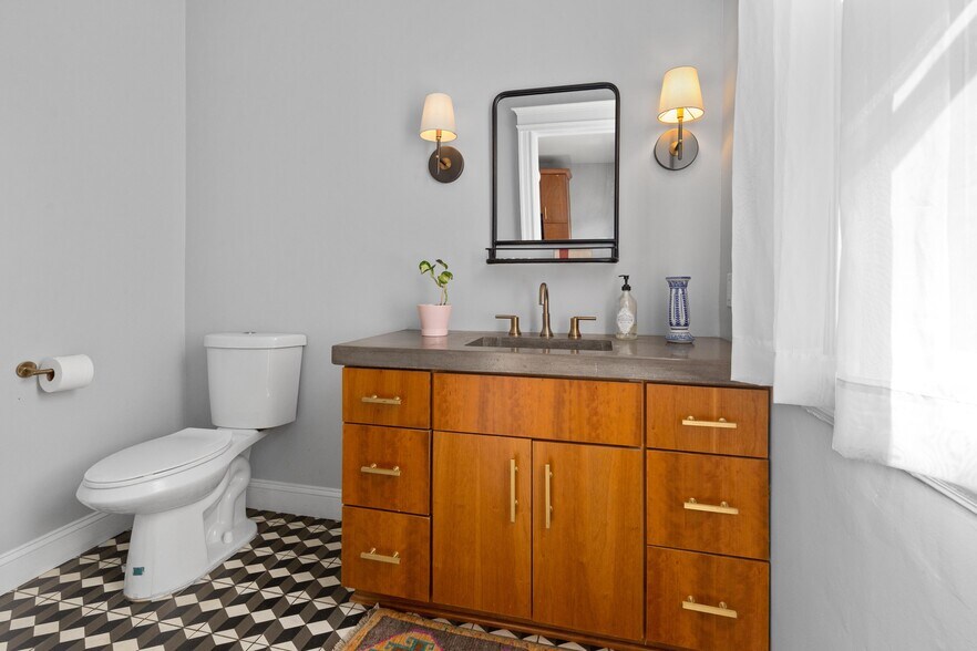 Building Photo - 1531 Vinewood St