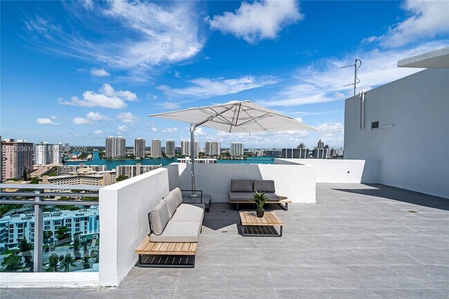 Building Photo - 17550 Collins Ave