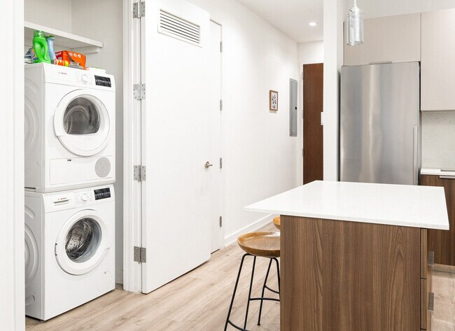 Building Photo - 100 William St