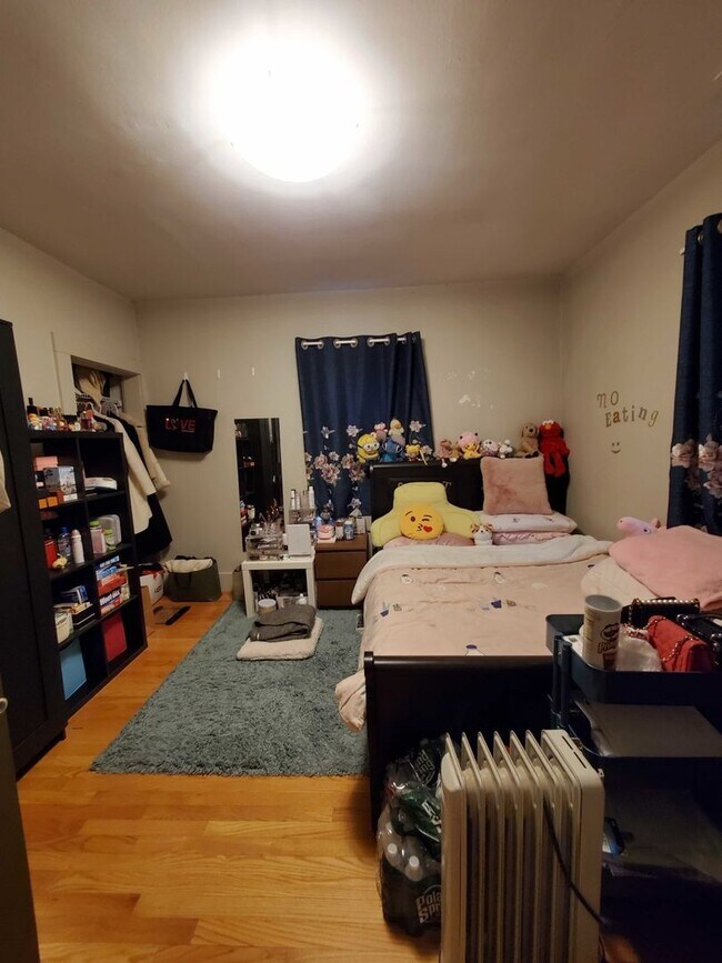 Building Photo - Nicely gut renovated 5 bed townhouse with all the extras!