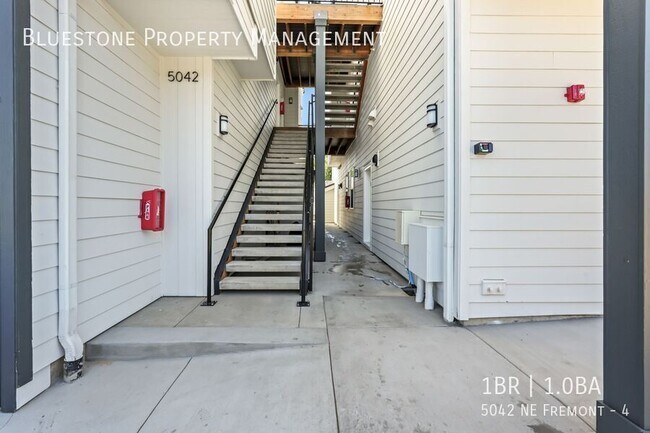 Building Photo - 5042 NE Fremont-4
