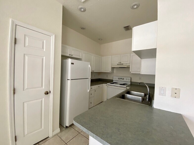 Building Photo - 2800 FL-17