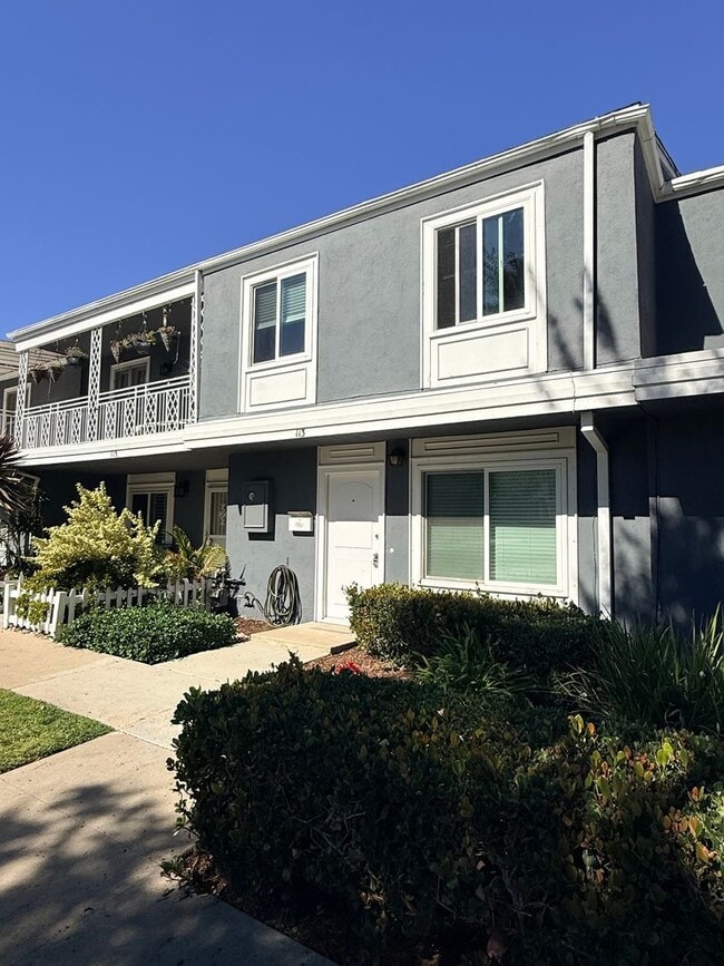 Building Photo - Spacious 3 bedroom 2 bath townhome with 2 ...