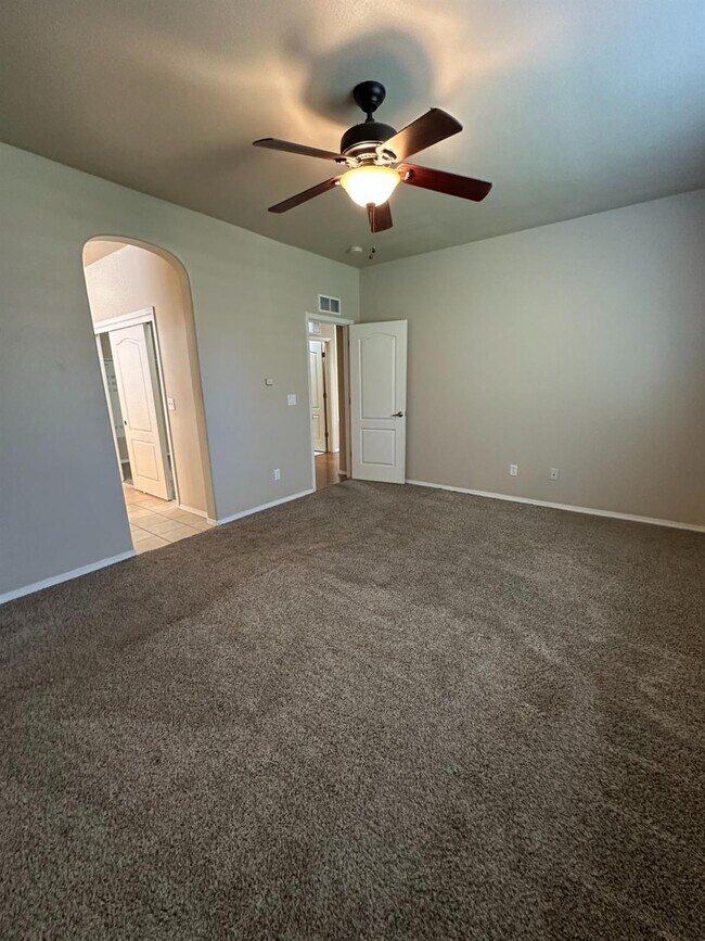 Building Photo - 5541 N Plum Ln