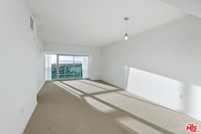 Building Photo - 13700 Marina Pointe Dr