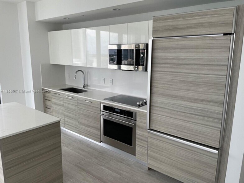 Building Photo - 121 NE 34th St