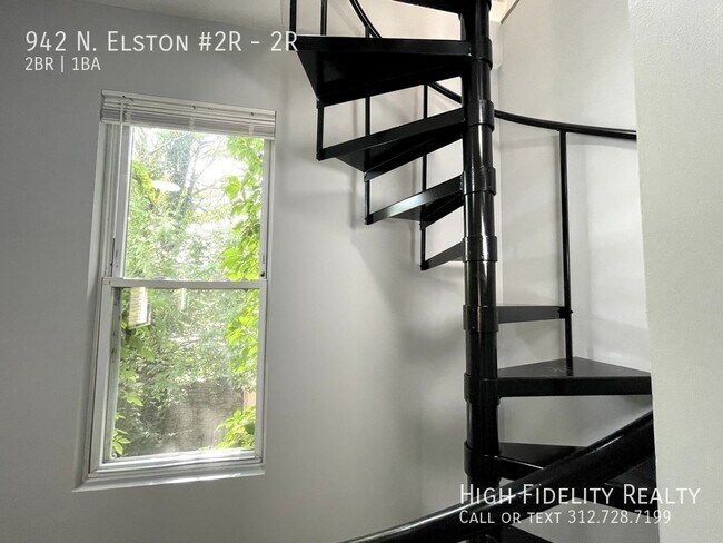 Building Photo - 942 N Elston Ave