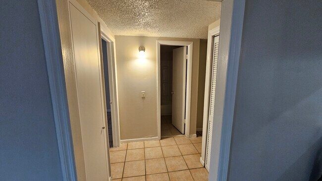 Building Photo - 1035 W 77th St