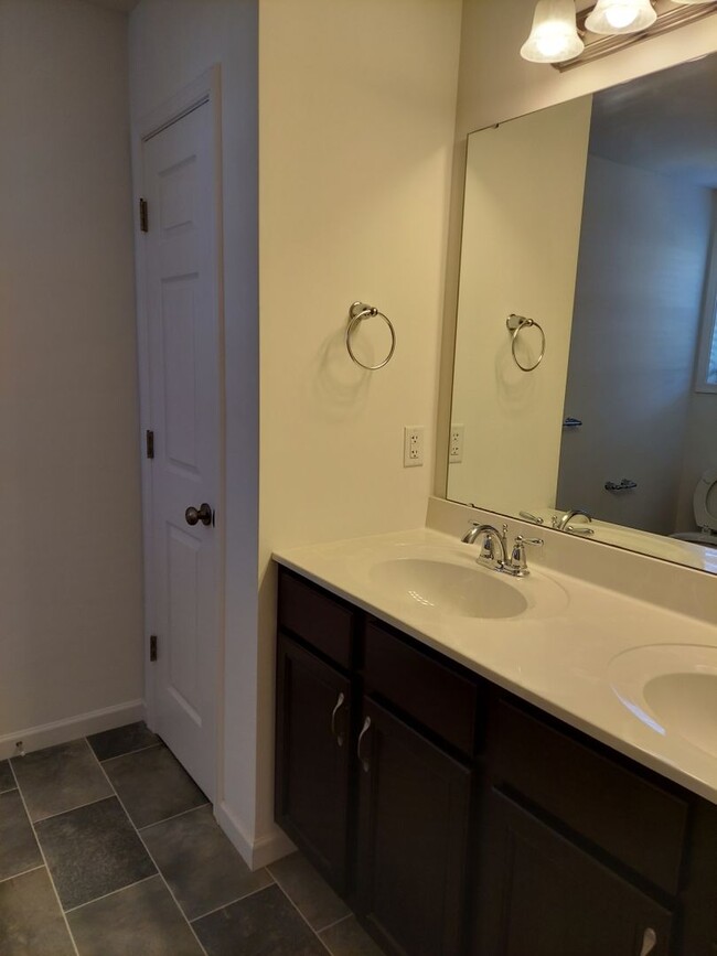 Building Photo - Margarets Grove 3 bedroom, 2.5 bath Townhome