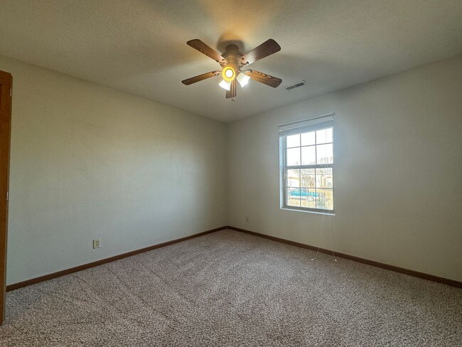 Building Photo - Summit’s Pass Beauty – Updated 3BR/2BA wit...