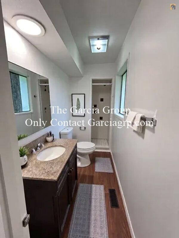 Building Photo - 17050 SE Gurnee Ave