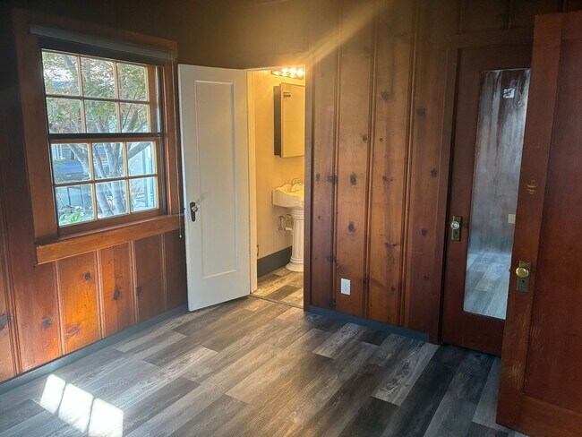 Building Photo - Charming Midtown Cottage - 1 bedroom/1 bath