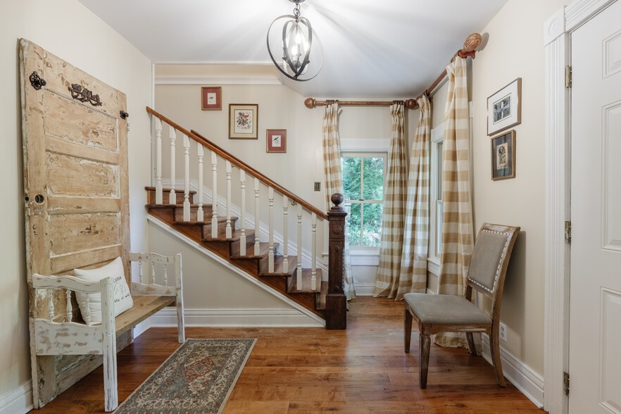 Building Photo - 520 Esseola Dr