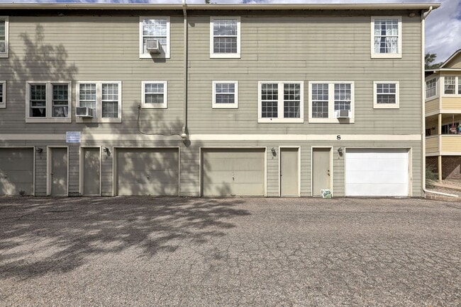 Building Photo - 3200 Azalea Dr