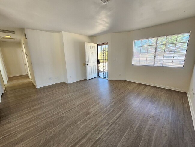 Building Photo - 3 Bedroom home ready for move in!