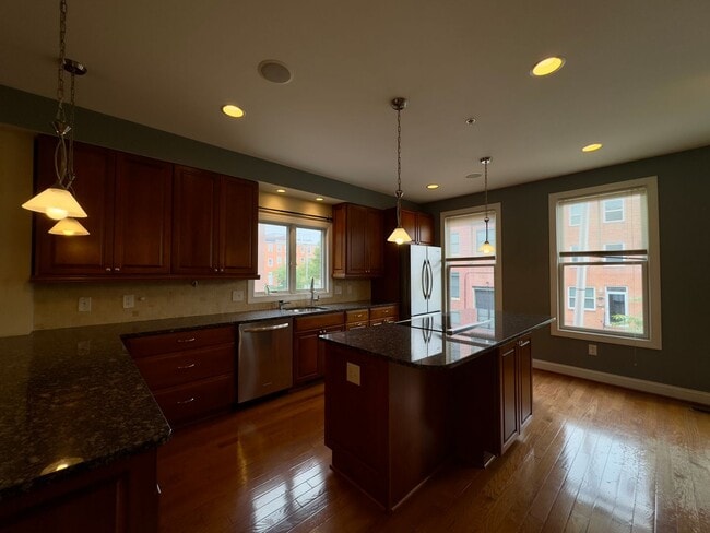 Building Photo - 902 S Linwood Ave