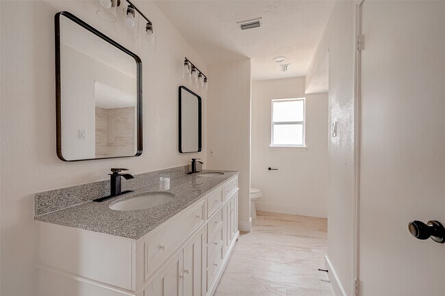 Building Photo - 934 Goldfinch Ave